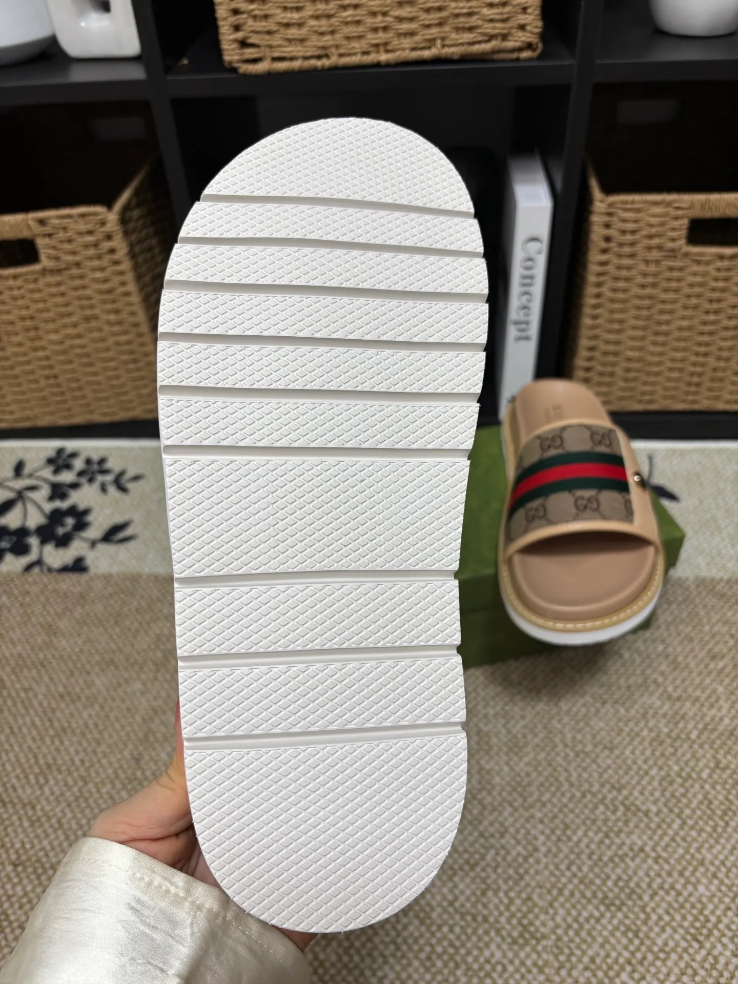 Factory 💰 300 yuan Gucci slippers] high-end men's shoes brand official website 1:1 latest masterpiece: original mold customization, the fabric is made of imported original materials, upgraded outsole, lighter and non-slip. The market's top quality, simple yet tasteful, a must-have for fashionistas, fashionable at your feet, full of confidence, the same style at the counter 👍The season of summer slippers is here. Code: 38-45 (45 customized)